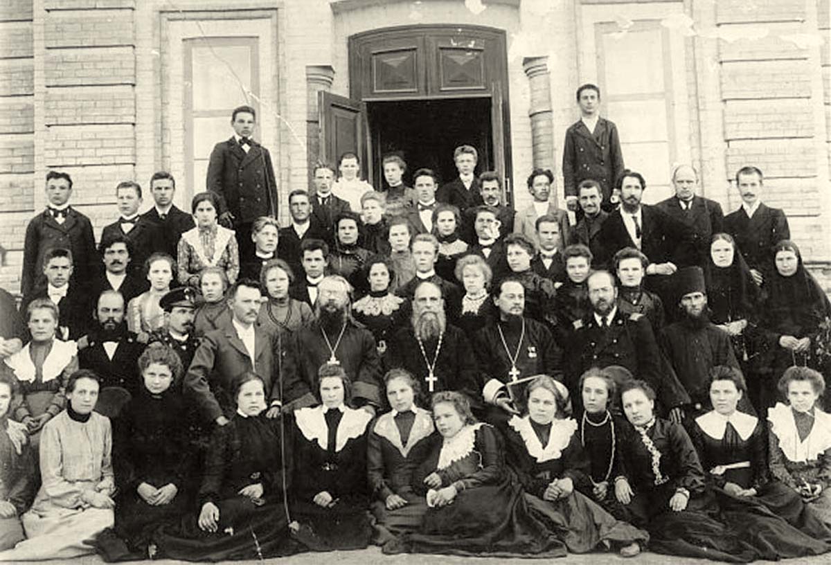 Преподаватели и учащиеся у Бирской женской гимназии, начало XX века