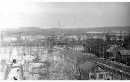 Можга. Детский парк, вдали - железнодорожный вокзал и завод Дубитель, 1970-е годы