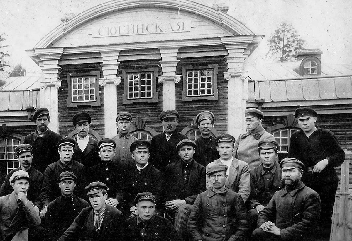 Можга. Железнодорожники на фоне вокзала станции 'Сюгинская', 1916-1920 годы