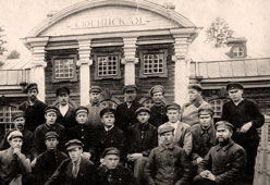 Можга. Железнодорожники на фоне вокзала станции Сюгинская, 1916-1920 годы