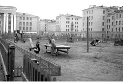 Мурманск. Во дворе дома на улице Володарского, 1960 год