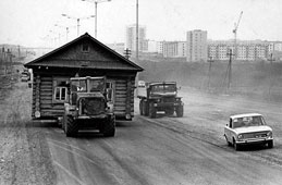 Набережные Челны. Старые Челны - перевозка дома на К-700, 1972 год