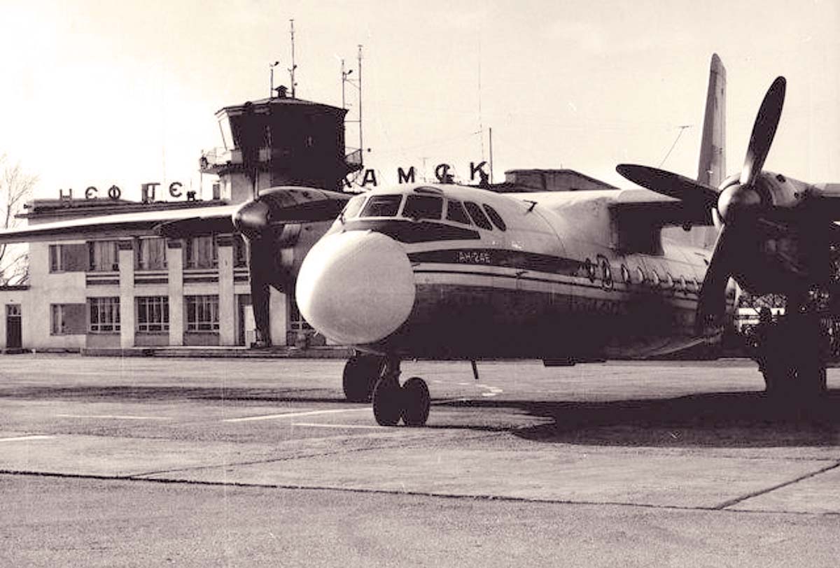 Нефтекамск. Аэропорт города, самолет Ан-24, 1966 год