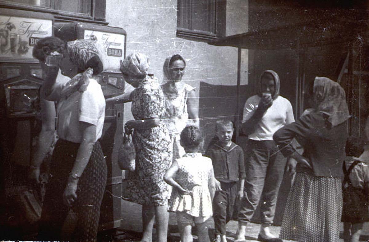 Нефтекамск. Автоматы газированной воды с сиропом у магазина Кама, 1970-е годы