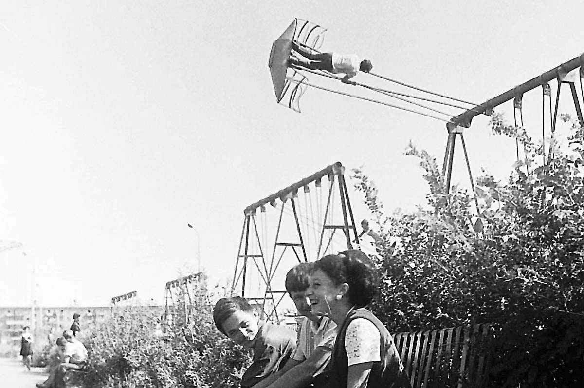 Нефтекамск. Качели в городском парке, 1972 год