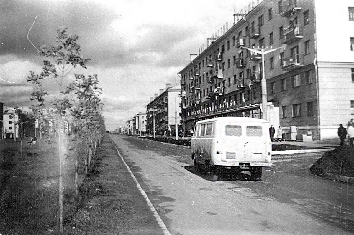 Нефтекамск. Комсомольский проспект, справа - промтоварный магазин 'Людмила', 1968 год
