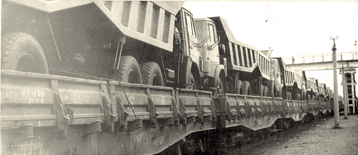 Нефтекамск. Нефтекамские самосвалы на железнодорожной станции Амзя, 1980 год