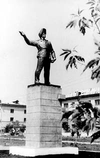 Нефтекамск. Памятник строителю города в начале улицы Ленина ('Южная'), 1968 год