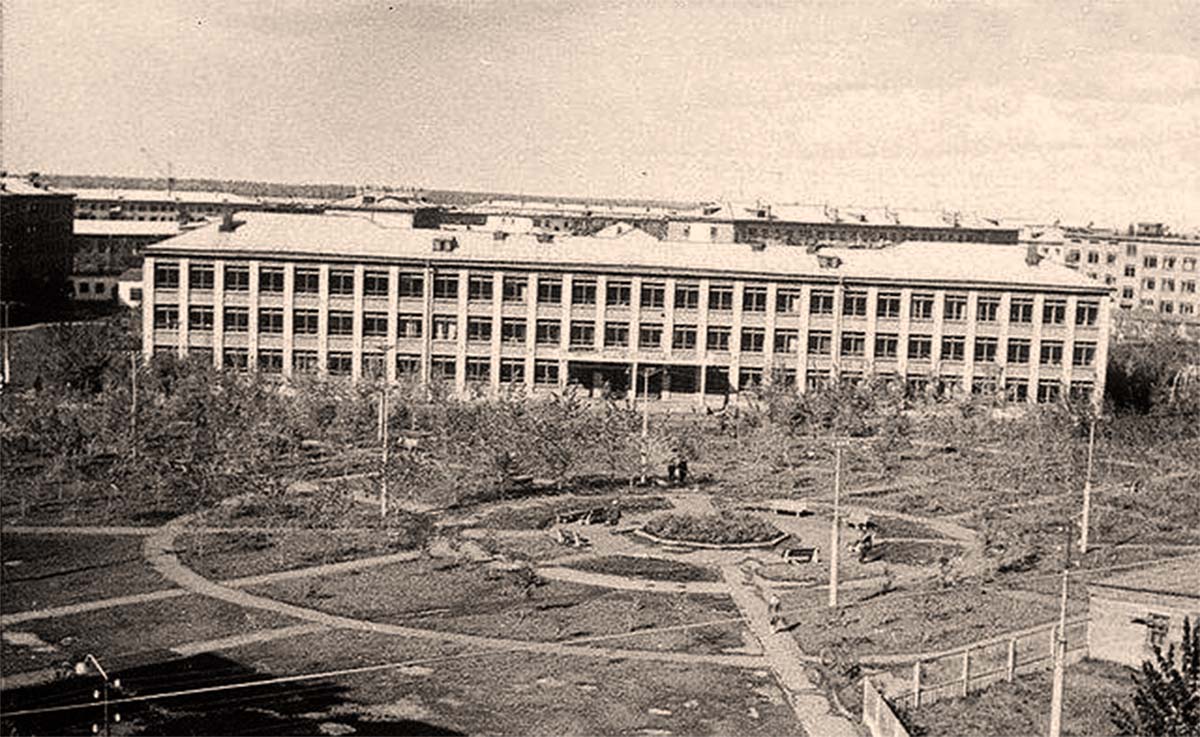 Нефтекамск. Средняя школа №3 за исполкомом, 1966 год
