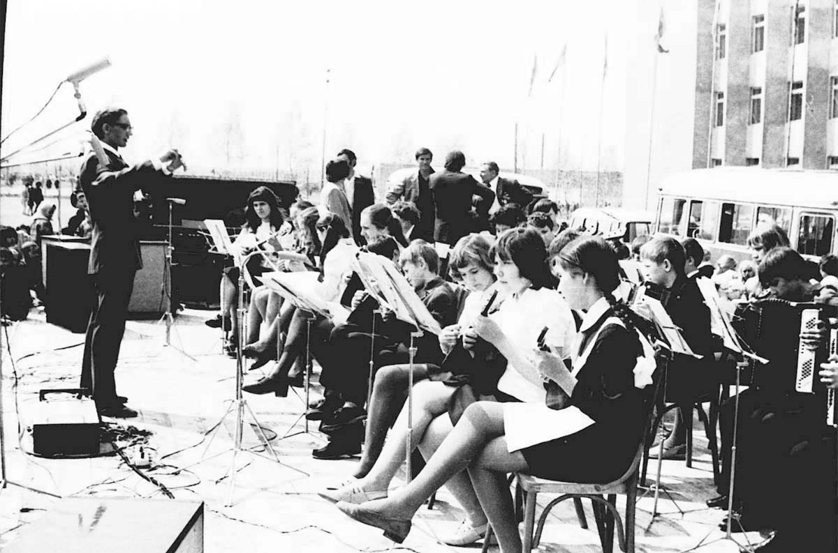 Нефтекамск. Учащиеся музыкальной школы выступают на площади 9 мая 1976 года