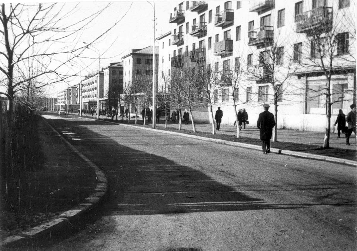 Нефтекамск. Улица Ленина, вид вниз от ЗАГСа, 1976 год