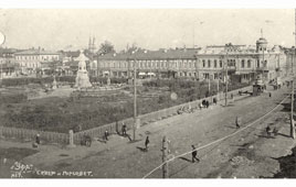 Уфа. Сквер и здание горсовета, вдали - Хакимовская мечеть и Александровская церковь, между 1924 и 1931