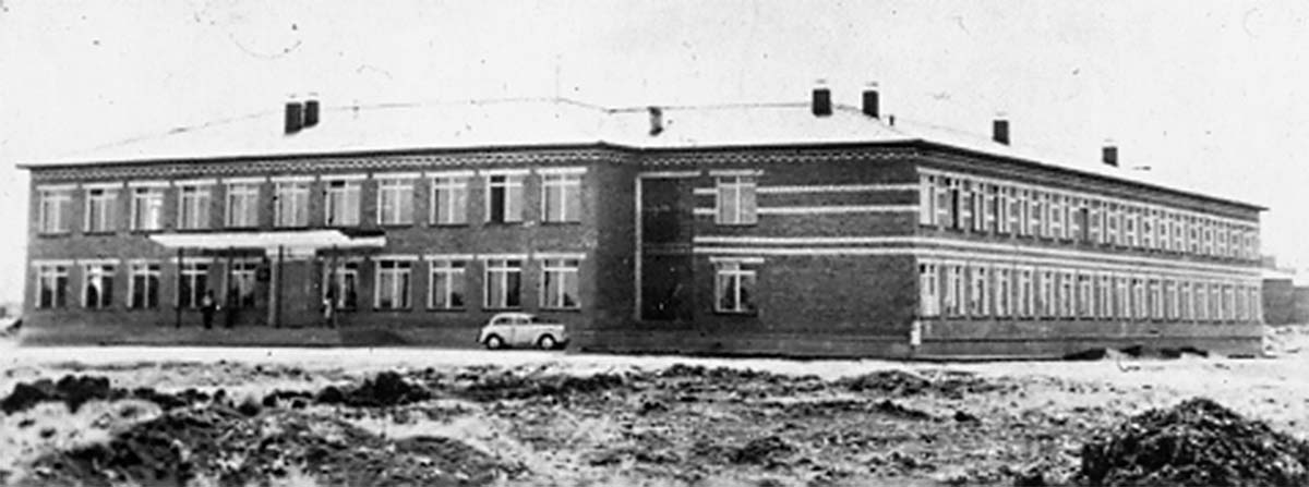 Адыгейск. Средняя школа № 1, открыта 9 декабря 1970 года.