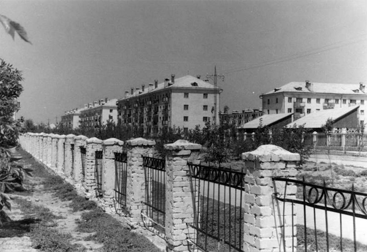Ахтубинск. Вид на улицу Жуковского со двора школы №6, 1970-е годы