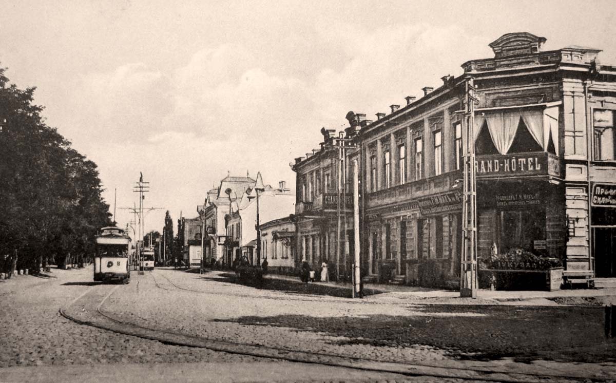Владикавказ. Московская улица, справа - 'Гранд-отель'