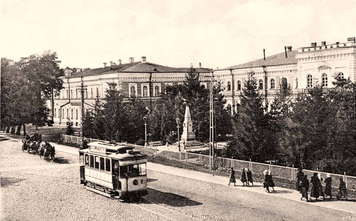 Владикавказ. Московская улица, реальное училище и памятник Архипу Осипову, 1915