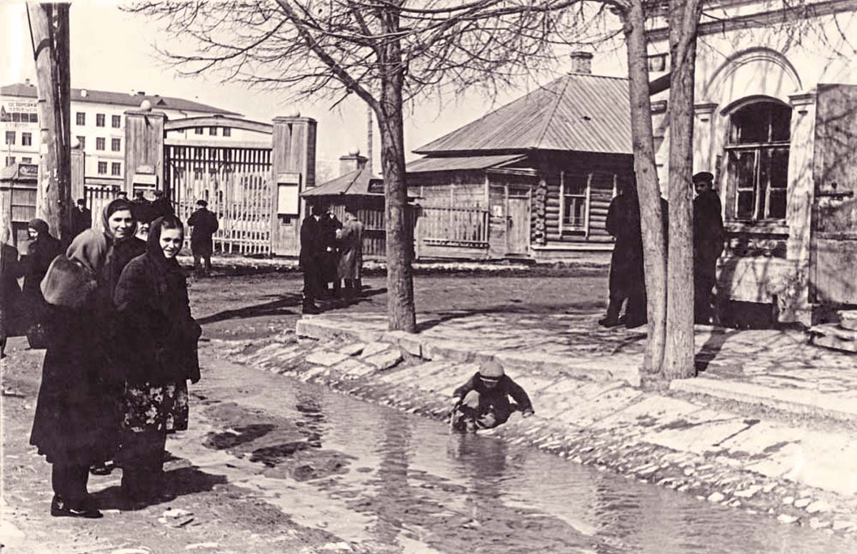 Елабуга. Улица Карла Маркса (бывшая Казанская), вход на городской стадион, 1950-е