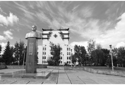 Кызыл. Памятник Салчаку Токе