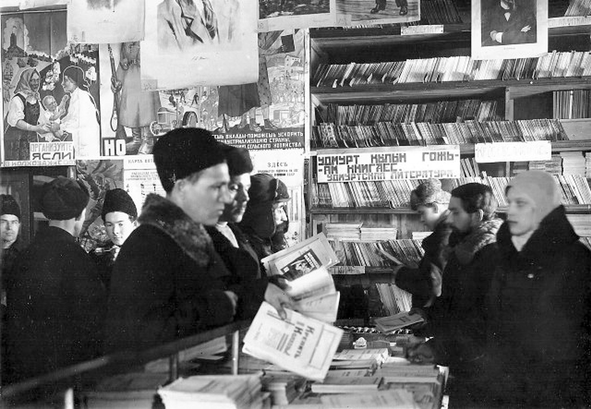 Можга. Книжный магазин на улице Коммунальной