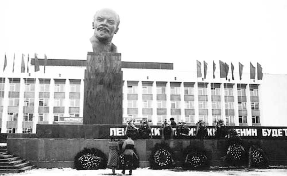 Нефтекамск. Памятник Ленину на Центральной площади, 1986 год