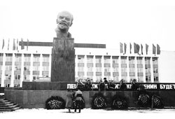 Нефтекамск. Памятник Ленину на Центральной площади