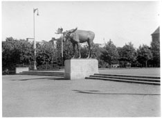 Советск. Памятник лосю на площади, 1920-1940 годы