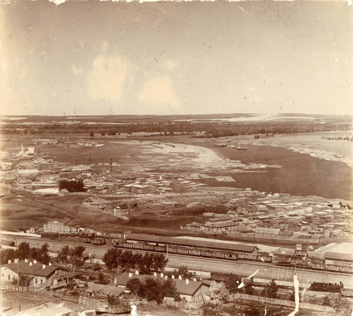 Уфа. Панорама железной дороги и лесного склада на берегу реки Белой, 1910