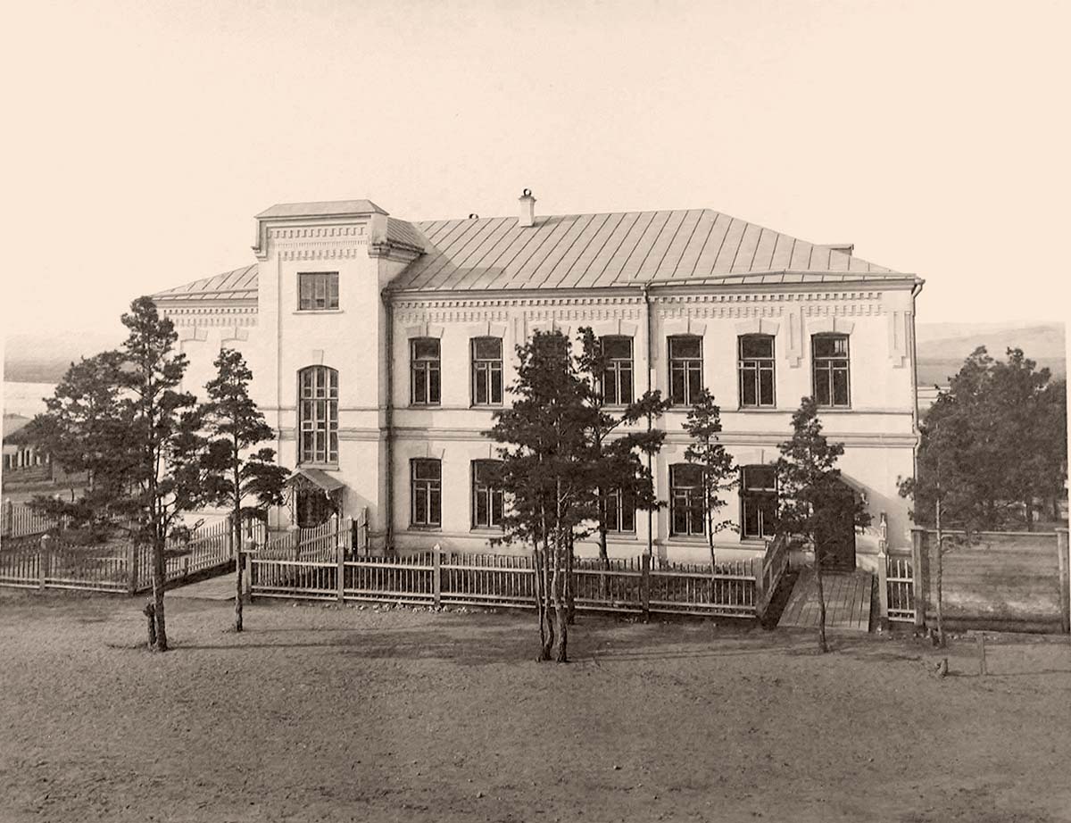 Улан-Удэ (Верхнеудинск). Главный вход в лазарет и здание амбулатории, 1910 год