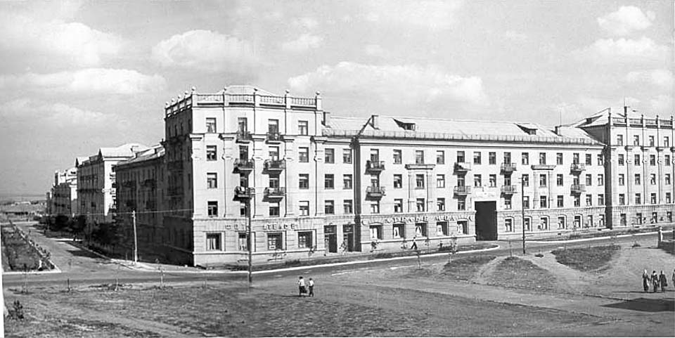 Alchevsk. Square in front of the Palace of Culture of chemists, 50s
