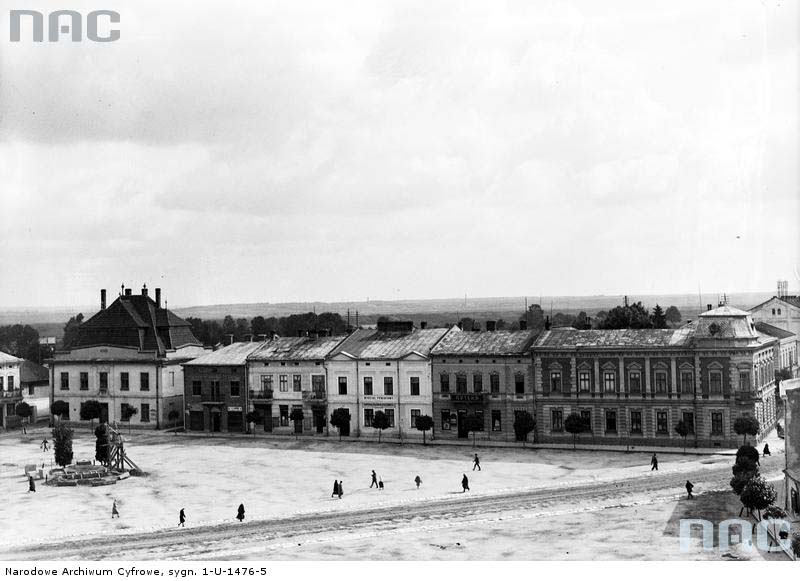 Horodok. Panorama of the market and town hall (starostwo)
