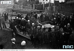 Хыров. Групповое фото на фоне пожарной машины, 1933 год