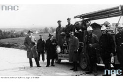 Старый Самбор. Групповое фото на фоне пожарной машины, 1933 год