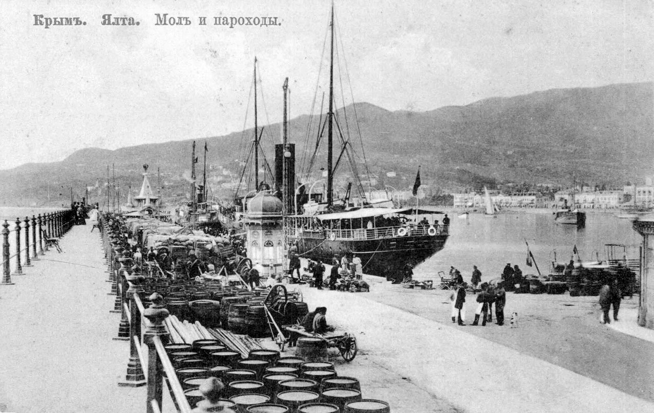 Yalta. Breakwater and the ships