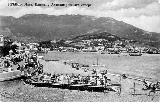 Yalta. The beach at the Alexander Allee